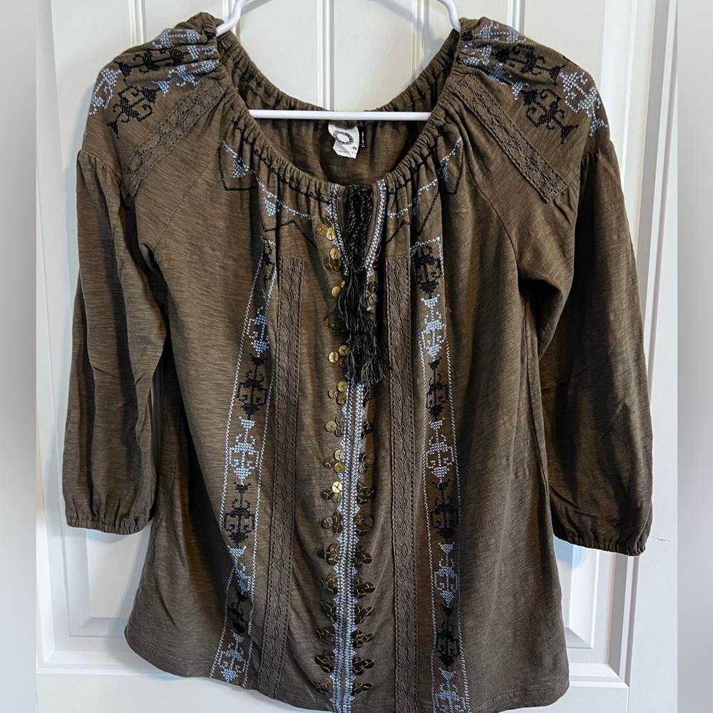 #3877. Akemi & Kin Women's 3/4 Sleeve Green Boho Shirt w/Embroid/Seq/Tassels. S